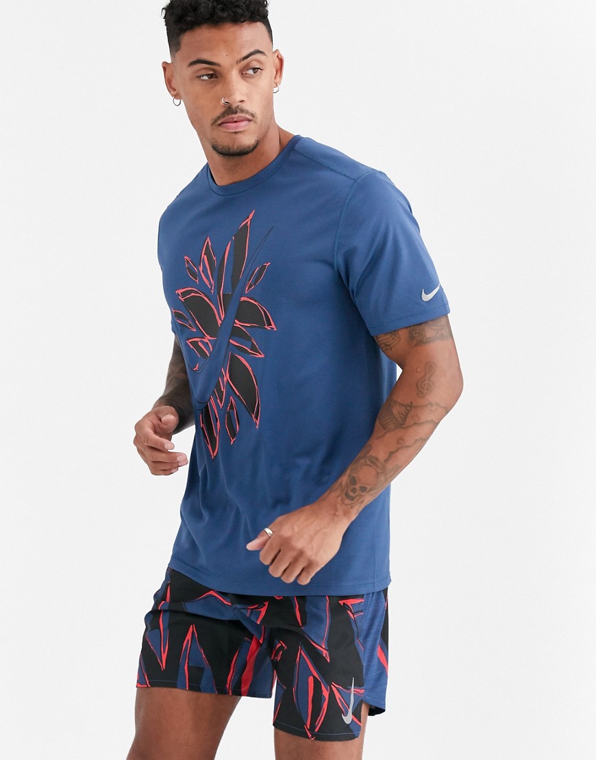 Nike Running - Fiesta Floral - T-shirt met swoosh in blauw