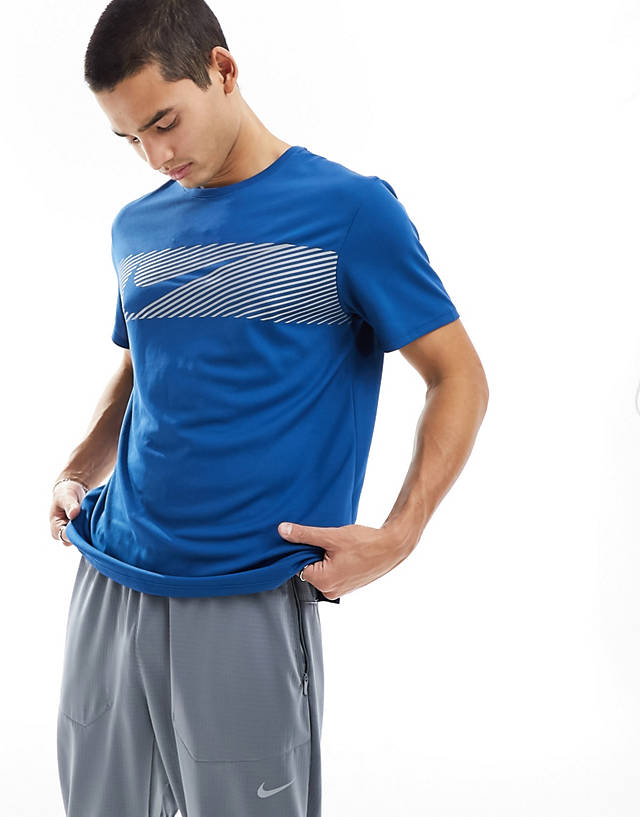 Nike Running - flash dri-fit miler reflective t-shirt  in blue