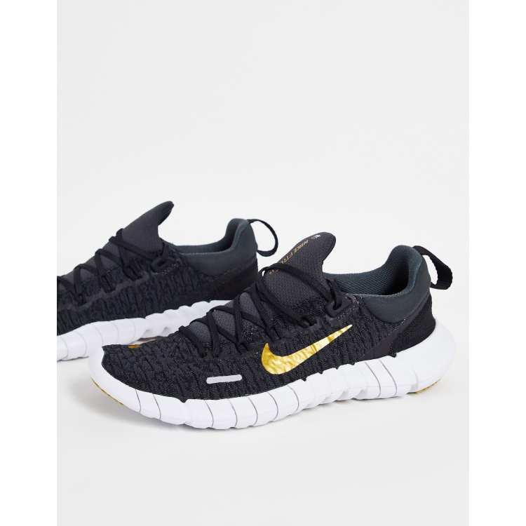 Nike free 5.0 2024 damen schwarz angezogen