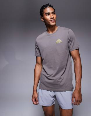 Nike Running "giddy up" back print t-shirt in gray