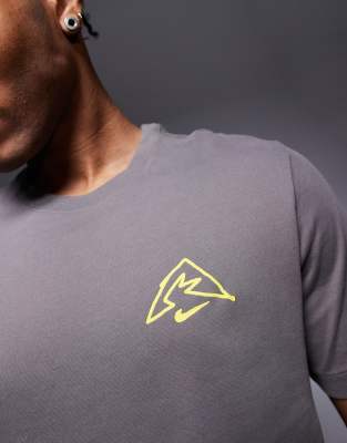 Nike Running "giddy up" back print t-shirt in gray
