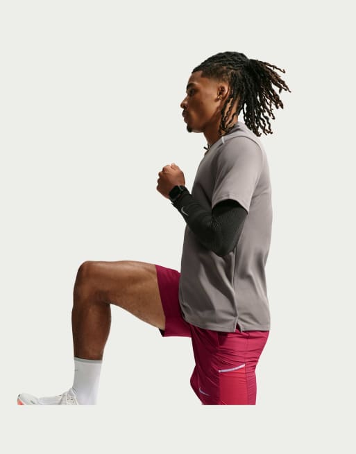 Nike Running heren Miler Dri-FIT 2-in-1 7-inch shorts in rood, 4 van 4