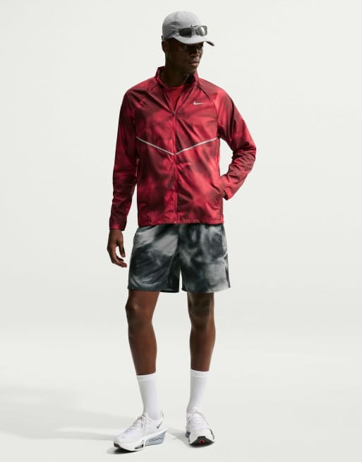 Nike Running Herren-Miler-Repel-Jacke mit UV-Schutz und Print in Rot, 4 von 4