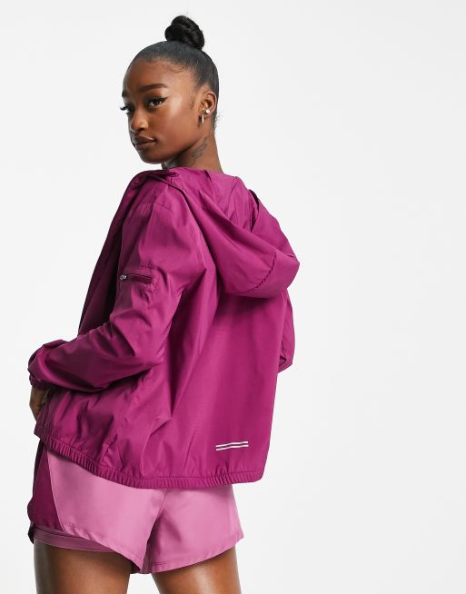 Alta exposición profundizar colateral Nike Running Impossibly Light hooded jacket in dark pink | ASOS