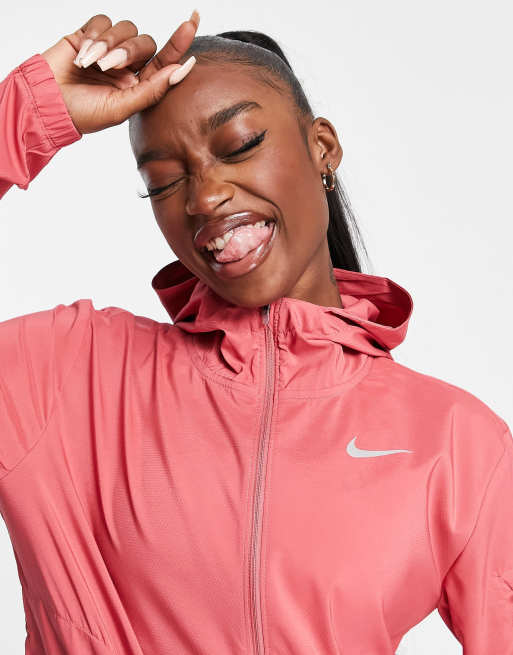 Nike essential packable hooded best sale running jacke