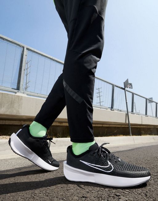 Nike Running - Interact - Baskets - Noir et blanc 