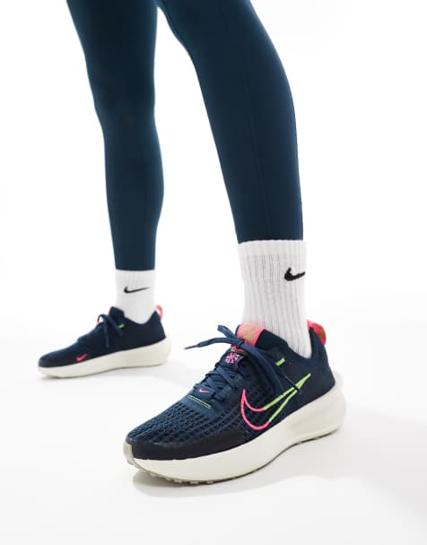 Nike Running – Interact Run – Marinblå och vita sneakers - view 1
