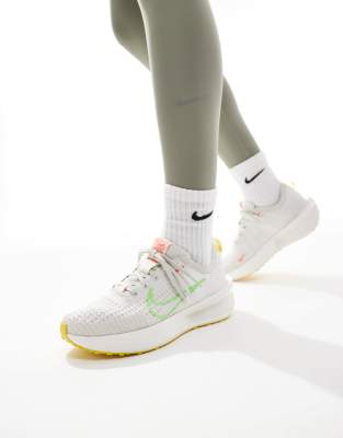 Nike Running - Interact Run - Sneaker in gebrochenem Weiß und Grün-Grau