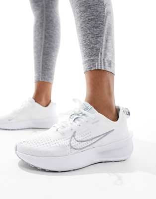 Nike Running - Interact Run - Sneaker in Weiß und Silber