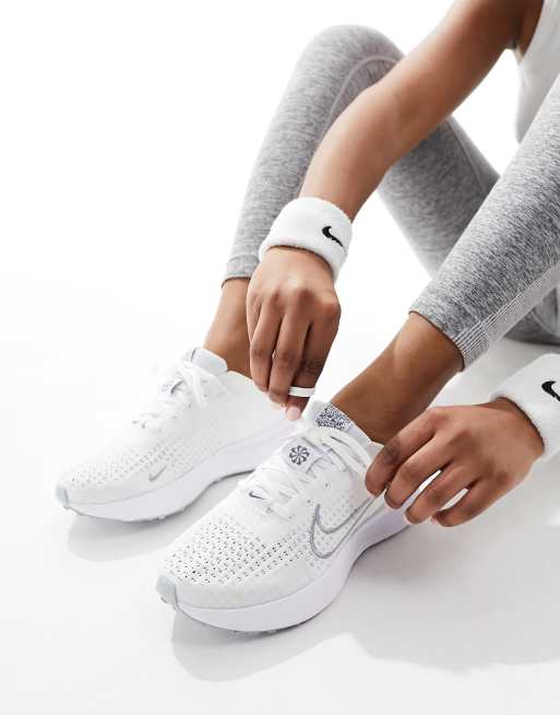 Nike Running Interact Run Sneakers in wit en zilver