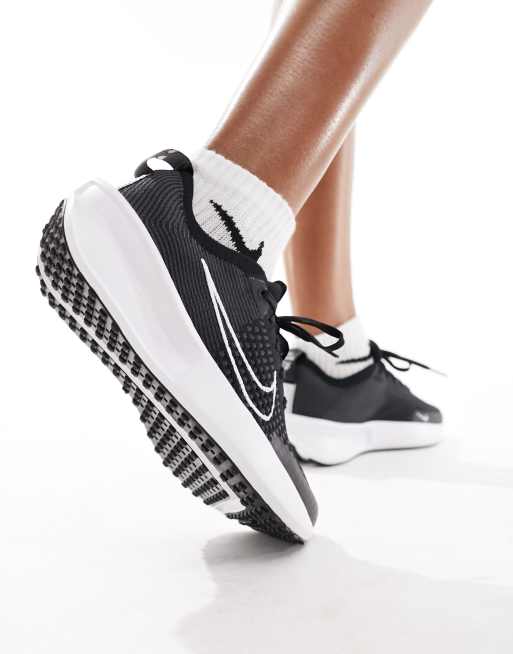 Nike Running Interact Run Sneakers in zwart en wit