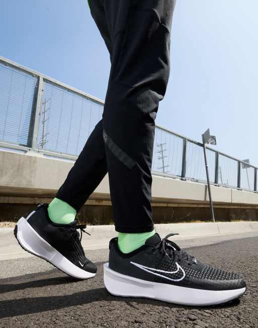 Nike Running - Interact - Sneakers nere con dettagli bianchi 