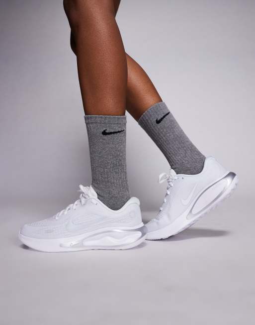 Nike Running – Journey – Lauf-Sneaker in Weiß und Silber , 2 von 5