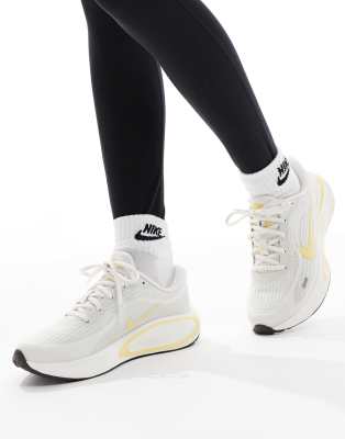 Nike Running - Journey Run - Laufschuhe in Weiß und Gelb