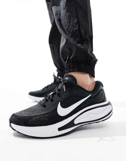 Nike Running Journey Run Sneaker in Schwarz und WeiB ASOS