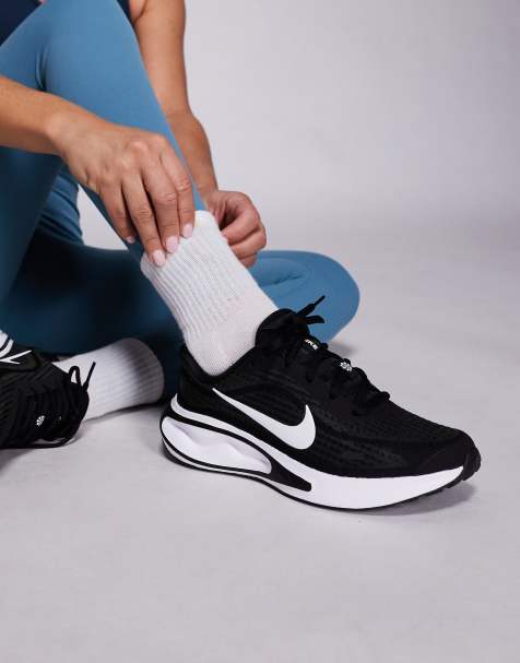 Nike Running – Journey Run – Sneaker in Schwarz und Weiß - view 1
