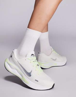 Nike Running - Journey Run - Sneaker in Weiß und Grün-Silber