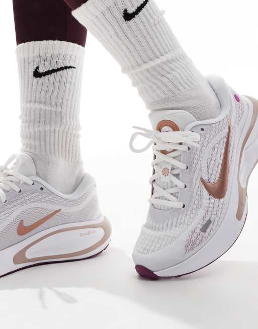 Nike Running – Journey Run – Sneaker in Weiß und Lila, 4 von 5