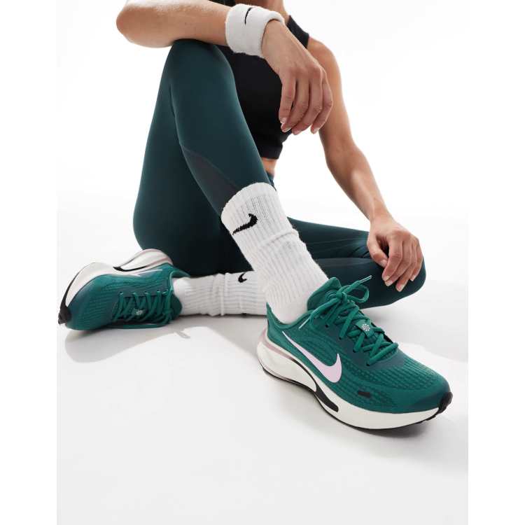 Nike Running Journey Run Sneakers color verde e rosa ASOS