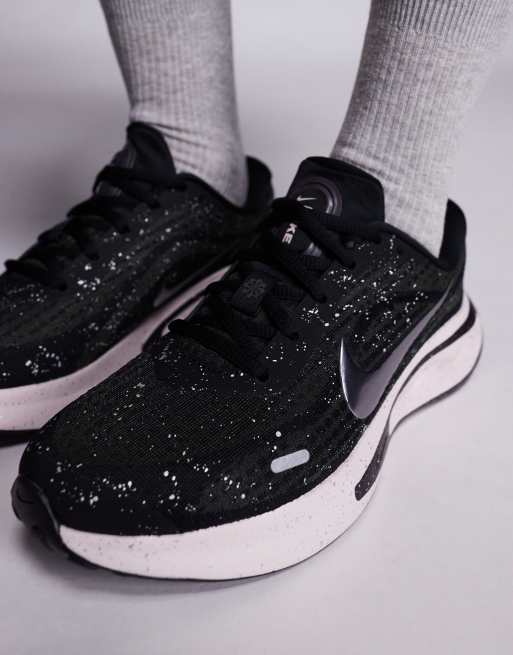 Nike Running Journey Run sneakers in black and silver, 4 of 5