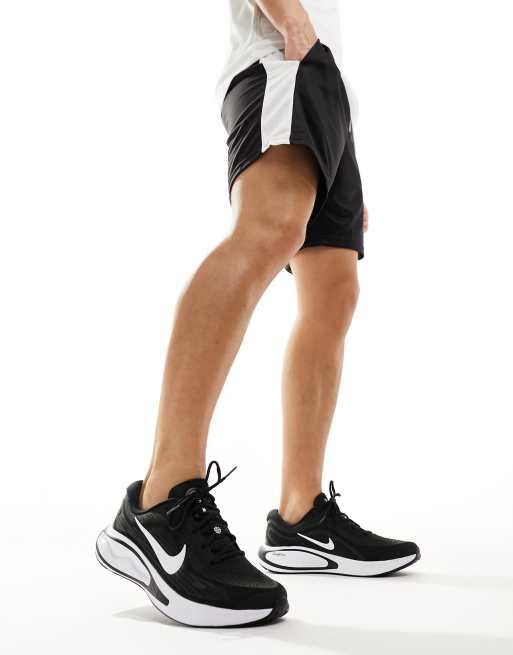Nike Running Journey Run sneakers in black and white, 5 of 5