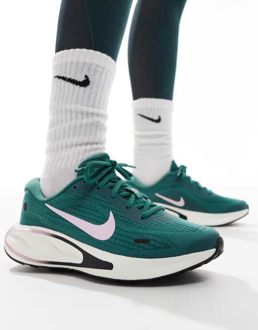 Nike Running Journey Run sneakers in green and pink, 3 of 5