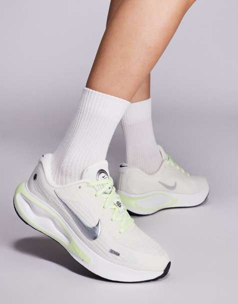 Nike Running - Journey Run - Sneakers in wit en groen - view 1