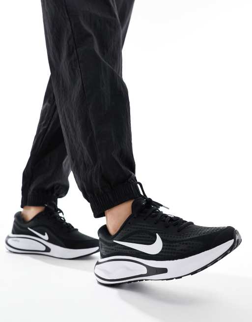 Black and white nike running trainers hotsell