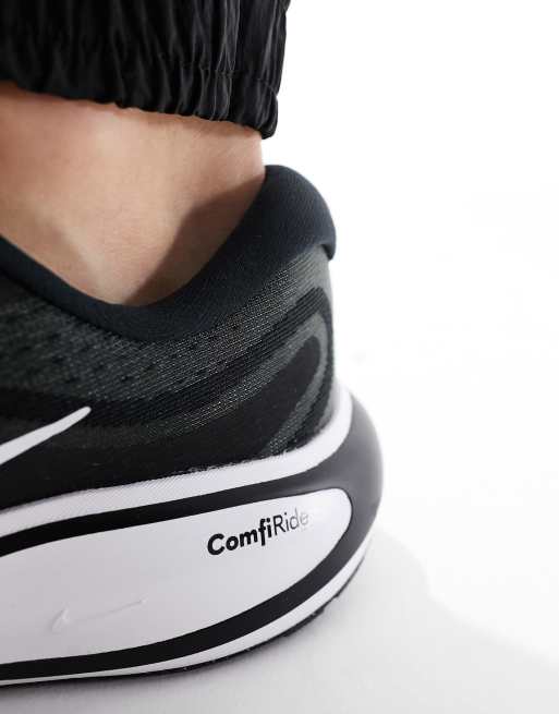 Nike Running Journey Run trainers in black and white, 4 of 5