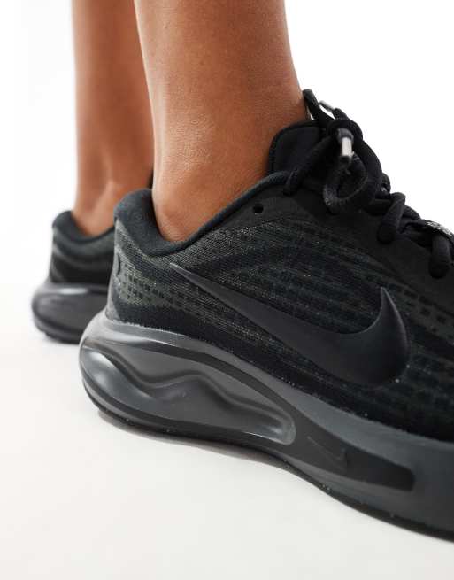 Nike running triple black deals