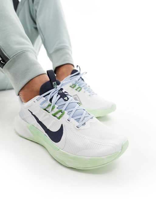 Nike Running – Juniper Trail 2 – Laufsneaker in Weiß und Limettengrün  