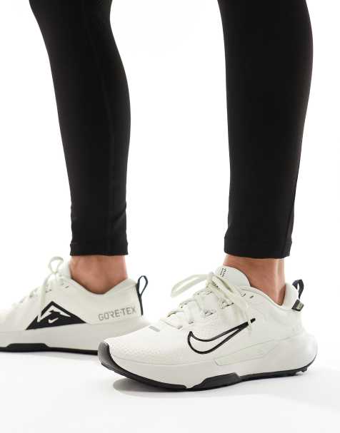 All white 2024 nikes womens