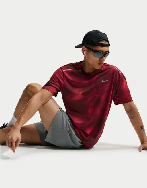Nike Running M nk df uv miler aop ss dri-fit short-sleeve running top in red, 3 of 4