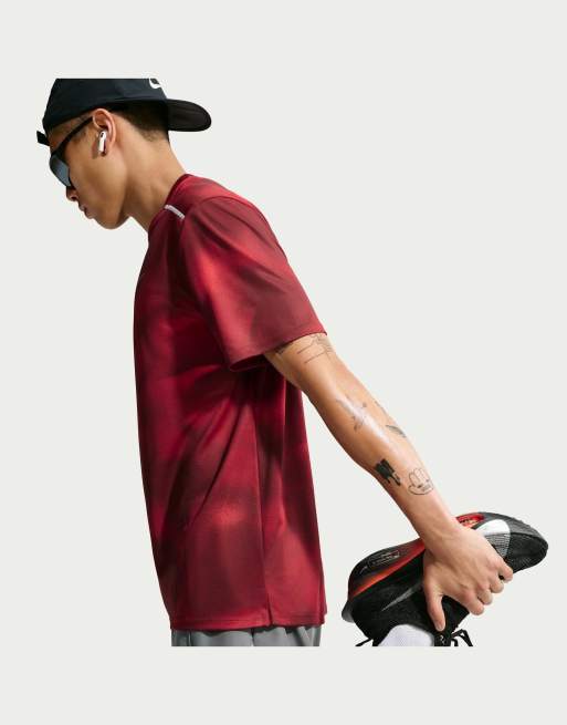 Nike Running M nk df uv miler aop ss dri-fit top da corsa a maniche corte rosso, 2 di 4