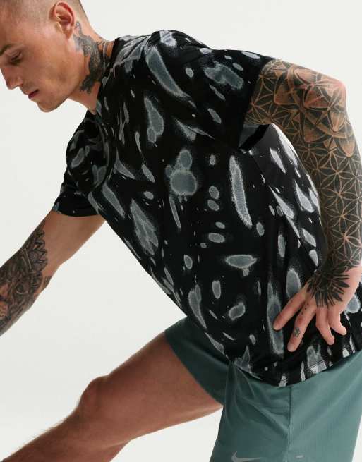 Nike Running M nk df uv miler aop ss dri-fit uv-protection short-sleeve running top in black, 3 of 4