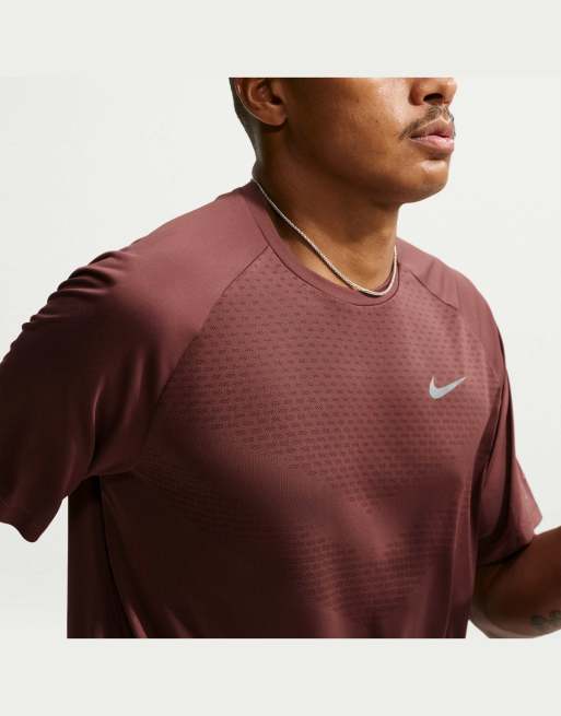 Nike Running M nk dfadv stride ss top dri-fit adv kurzärmliges Laufoberteil in Braun, 3 von 4