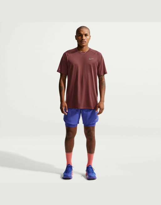 Nike Running M nk dfadv stride ss top dri-fit adv kurzärmliges Laufoberteil in Braun, 4 von 4