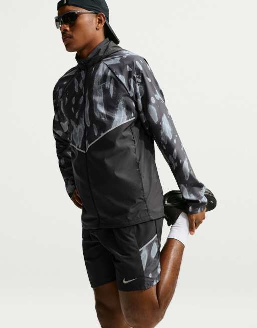 Nike Running Men's Miler Dri-FIT 7-Inch Brief-Lined Printed Shorts in Black, 4 of 4