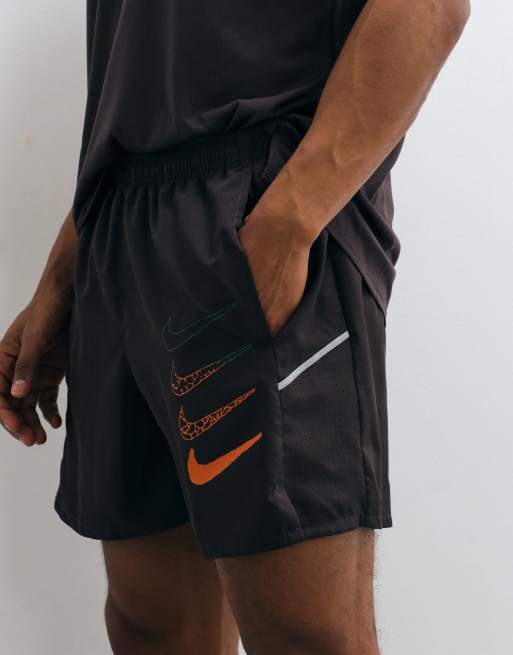 Nike Running Miler Dri-FIT 5 inch szorty w kolorze czarnym, 2 z 5