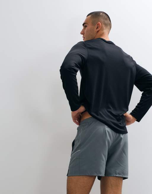 Nike Running Miler Dri-FIT 5inch pantalones cortos en gris, 2 de 5