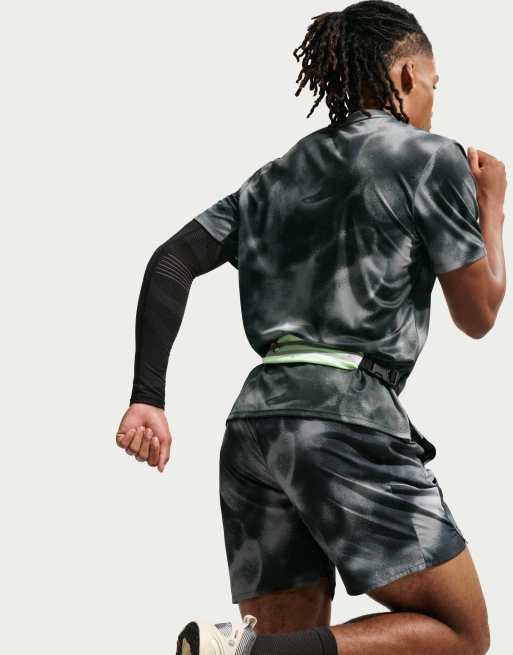Nike Running Miler Dri-FIT 7-Zoll-Shorts mit Innenslip und Print in Schwarz, 4 von 4