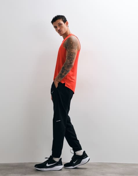 Nike Running Miler Dri-FIT geweven joggers in zwart - view 1