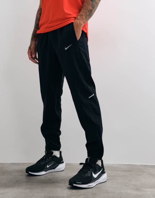 Nike Running Miler Dri-FIT joggers in tessuto neri, 2 di 5