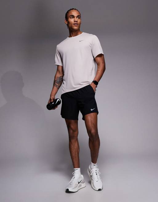 Nike Running – Miler Dri-FIT – Lauf-T-Shirt in Hellgrau, 2 von 5