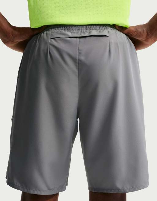 Nike Running Miler Dri-FIT pantalones cortos de 9 pulgadas sin forro en gris, 3 de 4
