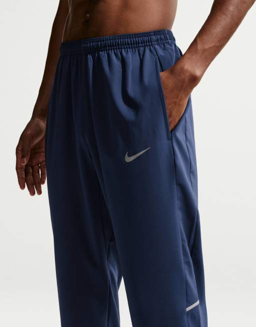 Nike Running Miler Dri-FIT pantalones de tejido para hombre en azul, 2 de 4