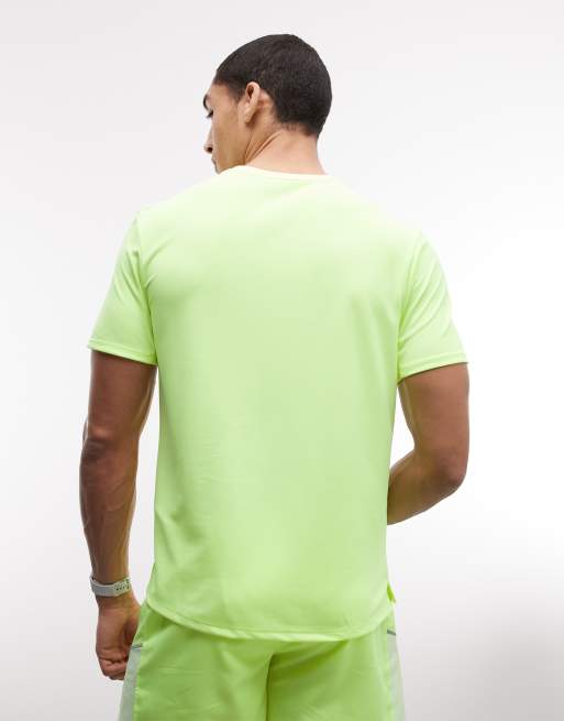 Nike Running – Miler Dri-FIT – T-Shirt in Gelb mit UV-Schutz, 3 von 5