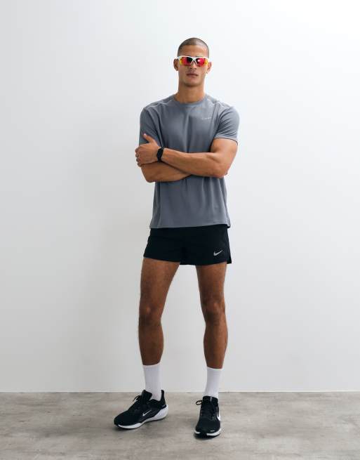 Nike Running - Miler - Dri-FIT - T-shirt met UV-bescherming in grijs, 2 van 5