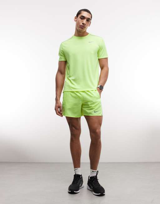 Nike Running - Miler Dri-FIT UV-Protection - T-shirt gialla, 2 di 5