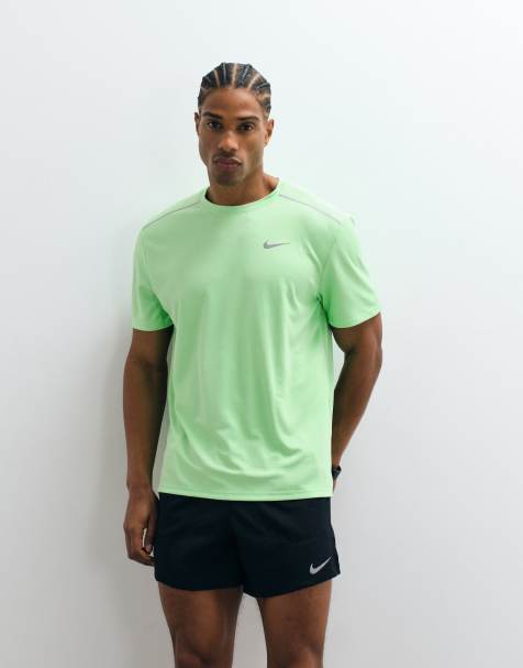 Nike Running Miler Dri-FIT UV-Protection T-shirt in groen - view 1